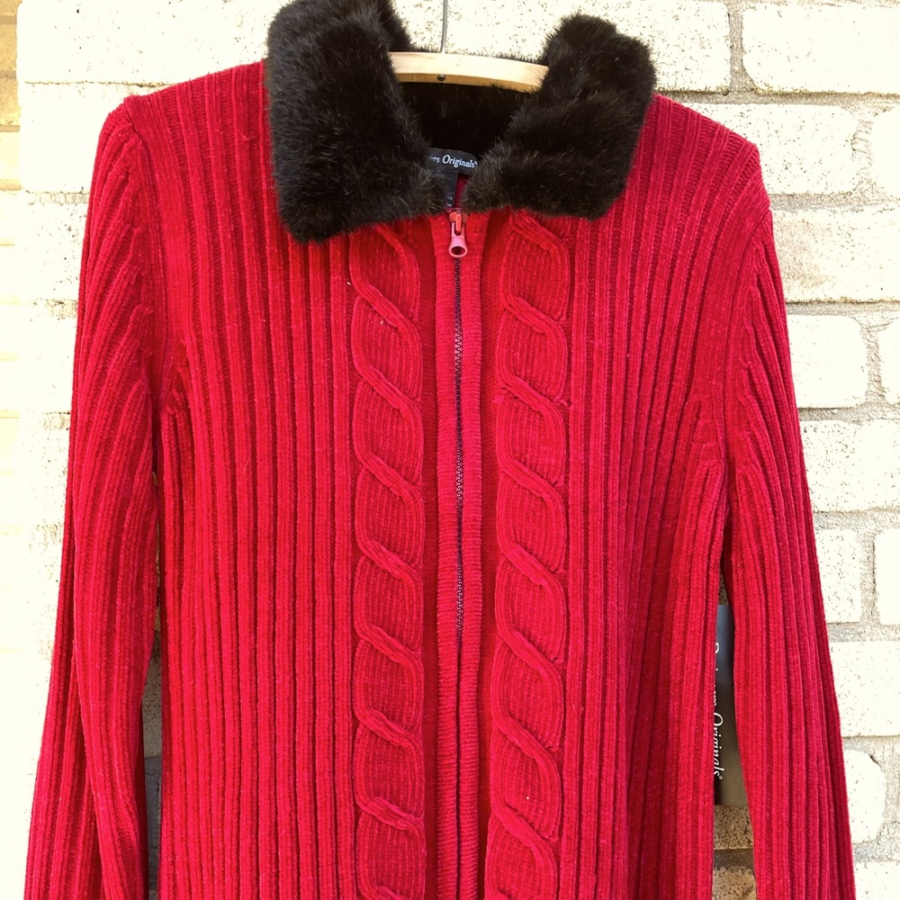 Garnet color cabled sweater w/front zip and black fur collar